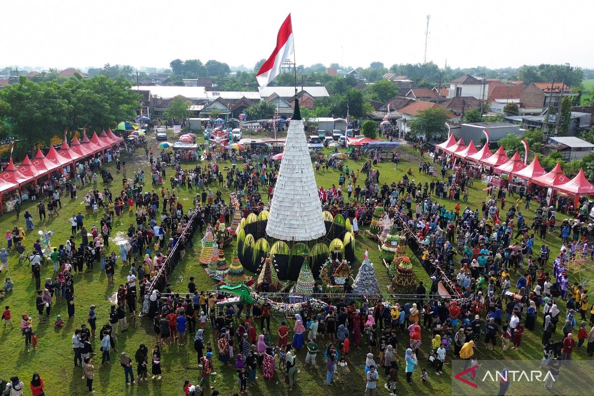 Tumpeng tempe setinggi 9 meter berdiri saat ruwat desa di Sidoarjo