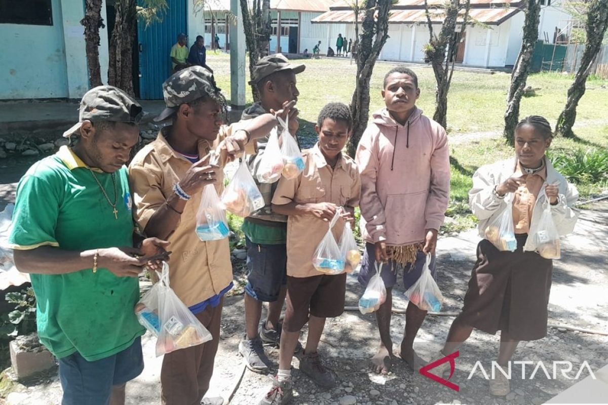 Humaniora kemarin, MBG di Papua hingga pengerahan Nakes ke Aceh