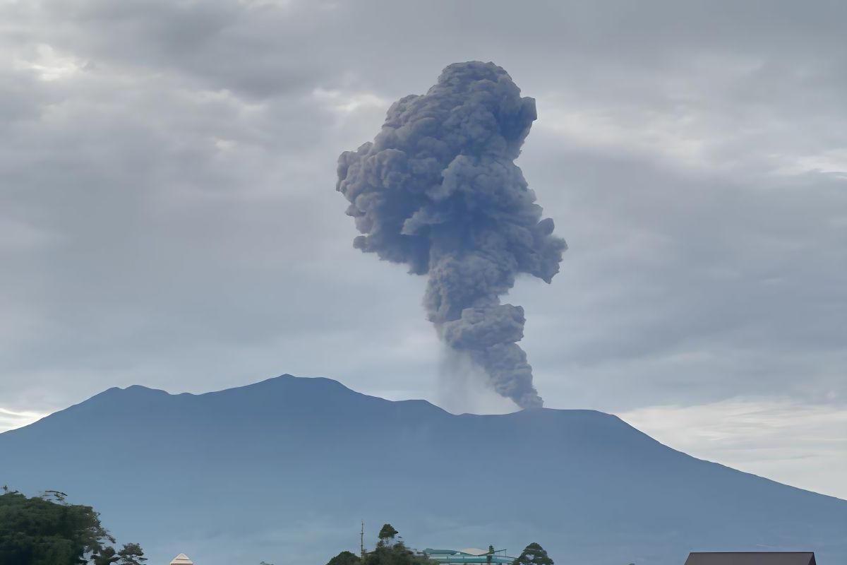 PGA laporkan Gunung Marapi erupsi Sabtu malam dengan durasi 201 detik