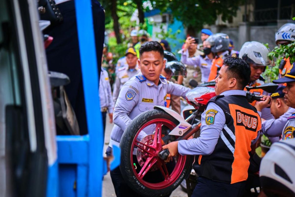 Kendaraan yang diparkir di lokasi ilegal dicabut pentilnya