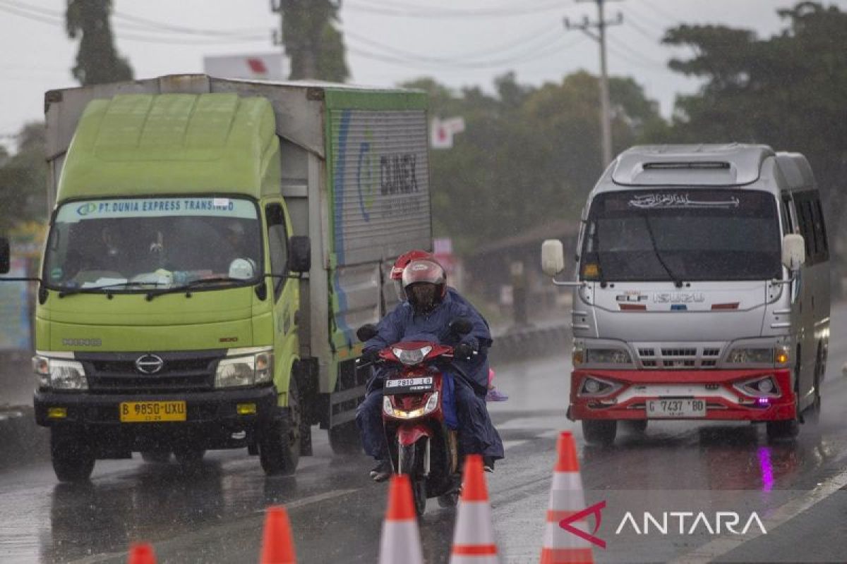BMKG peringatkan hujan lebat di 10 provinsi pada hari ini