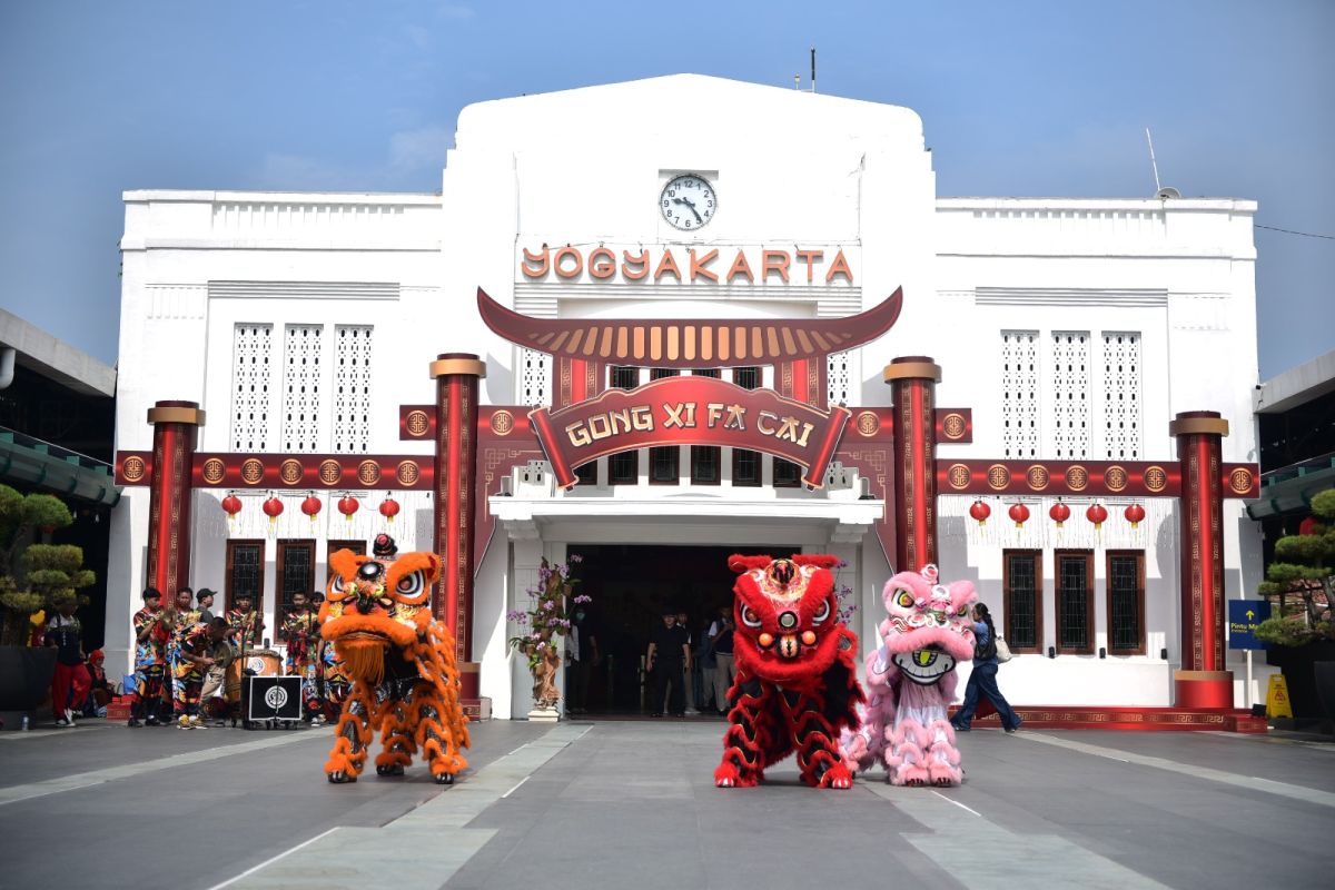 KAI Daop 6 menggelar atraksi Barongsai di Stasiun Yogyakarta meriahkan Imlek