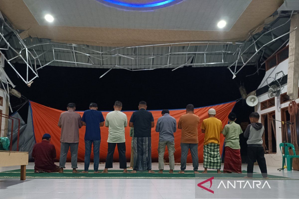 Korban bencana banjir bandang di Tapsel laksanakan tarawih perdana