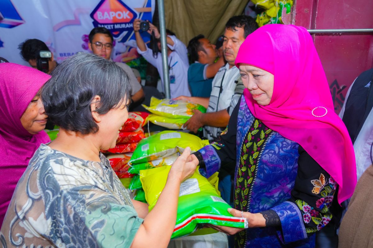 Khofifah intensifkan pasar murah untuk jaga daya beli masyarakat