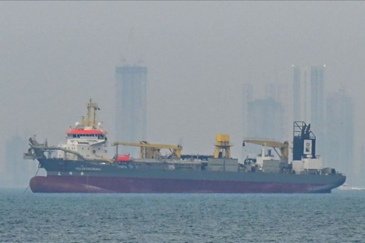 Celios: Transisi energi-revisi APBN jaga pasokan BBM di tengah konflik