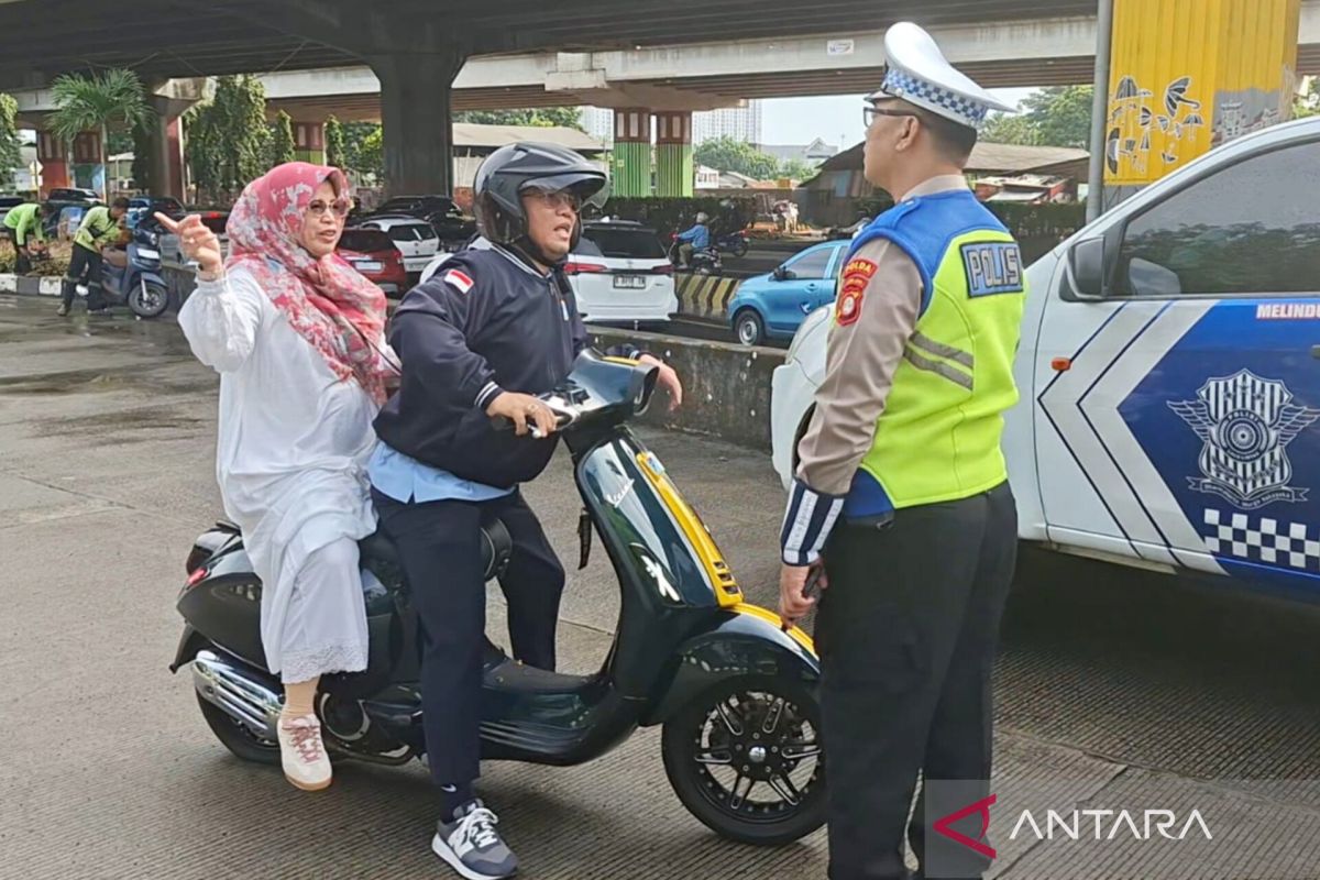 Polisi tindak tegas pengendara yang lawan arus di Jaktim