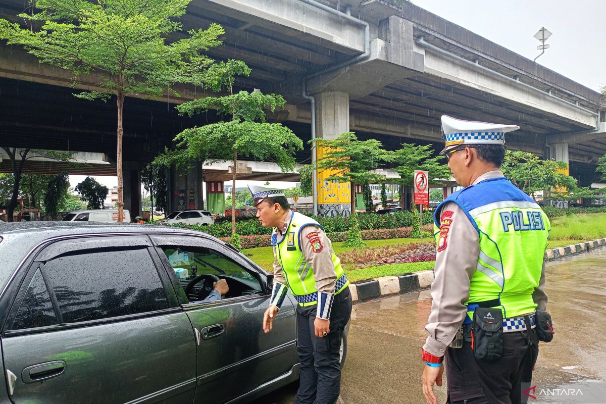 Polisi tilang pengendara yang lawan arus di Jaktim