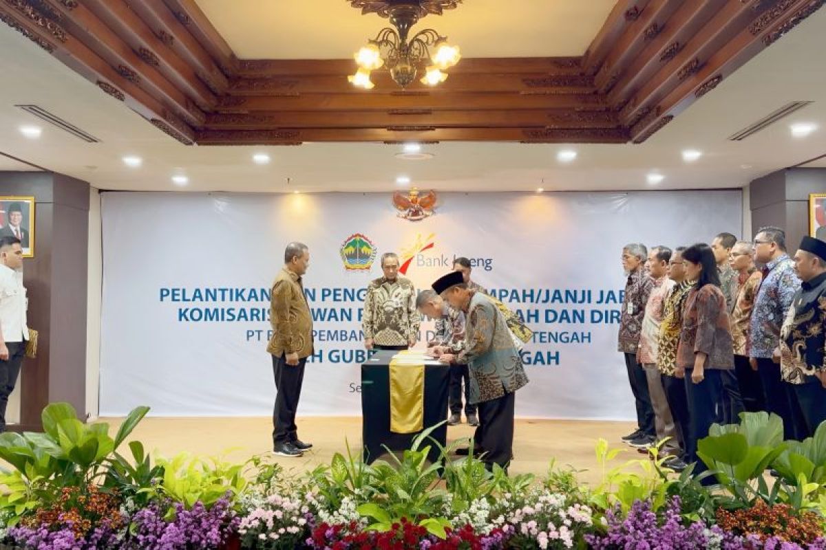 Gubernur Luthfi Lantik pengurus baru Bank Jateng