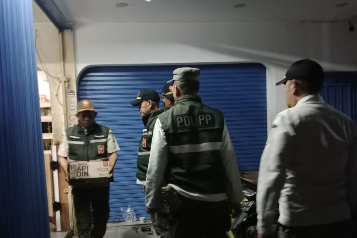 Kriminal kemarin, tindak miras ilegal hingga pria jatuh di PIM 2