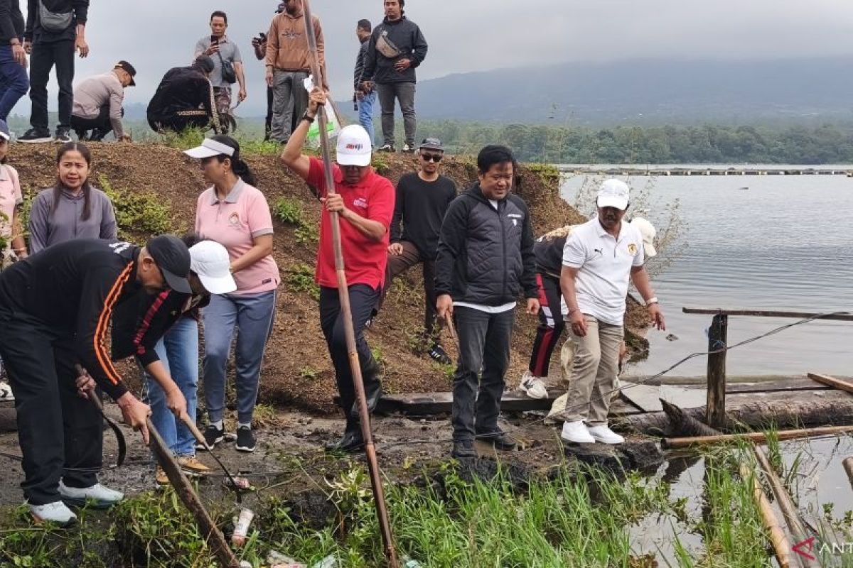 Pemkab Bangli bersihkan sampah di Danau Batur