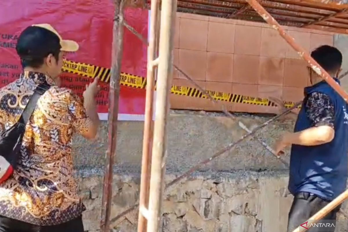 Pemkot Jaktim segel lapangan padel di Kebon Pala yang gunakan izin kos