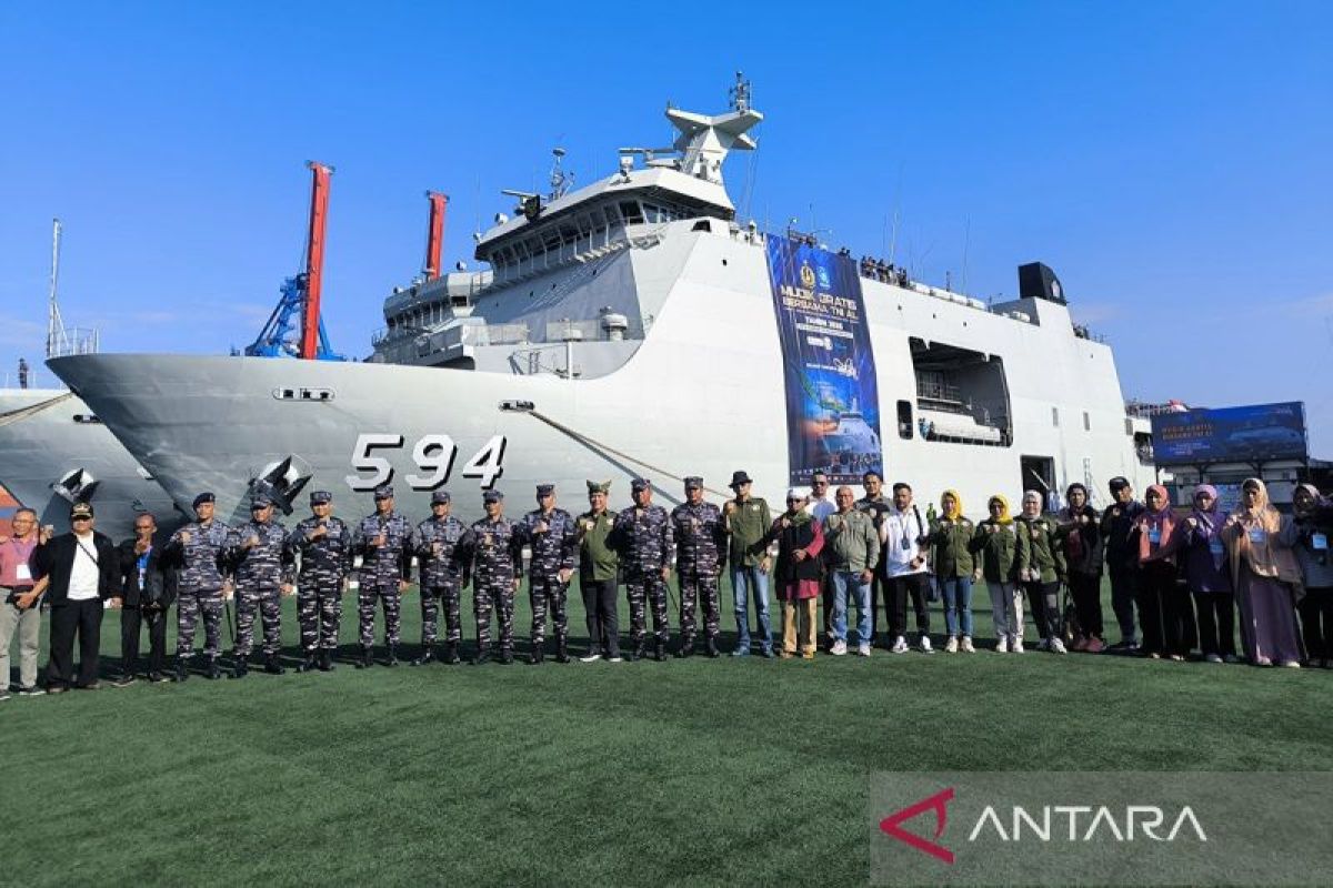 TNI AL berangkatkan 1.200 pemudik ke Babel dengan KRI Semarang