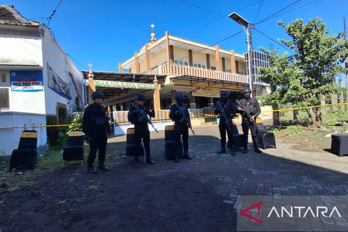 Tim Jibom dan Labfor olah TKP ledakan di masjid Jember