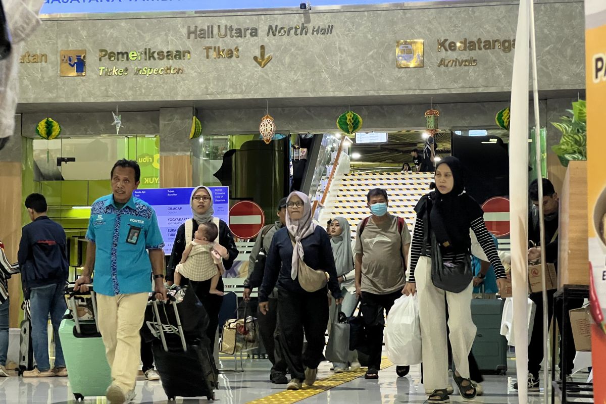 Porter dan pedagang di Stasiun Gambir nikmati dampak ekonomi Lebaran