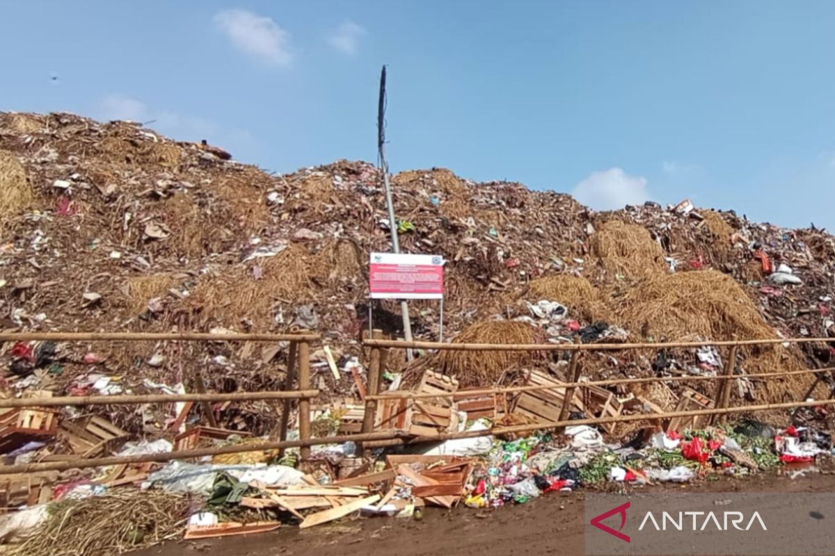 LH Jaktim tangani sampah di Pasar Induk Kramat Jati selama tiga hari