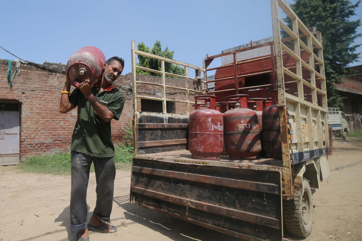 India desak negara bagian hentikan penimbunan LPG