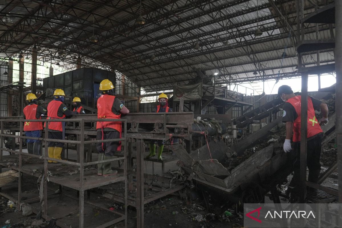 Presiden pun memilih berkunjung ke gunungan sampah