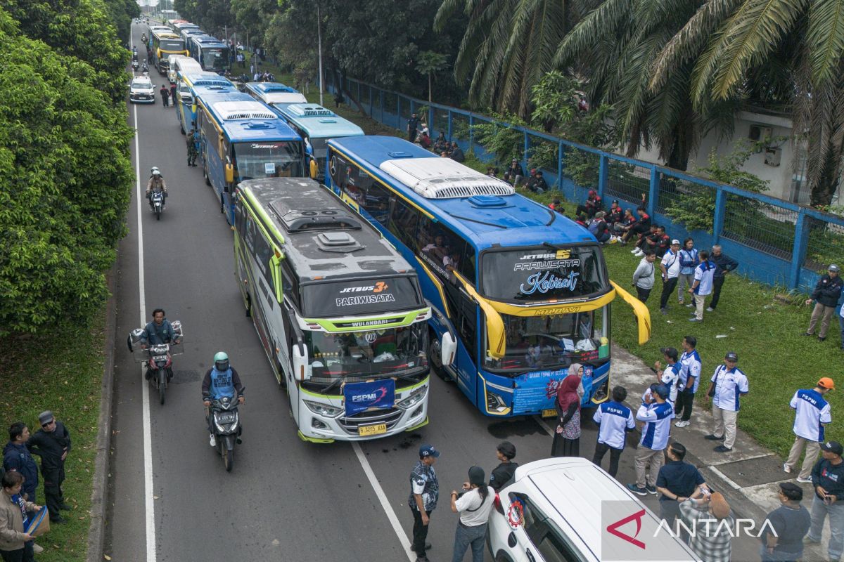 Merayakan buruh, melupakan kuli