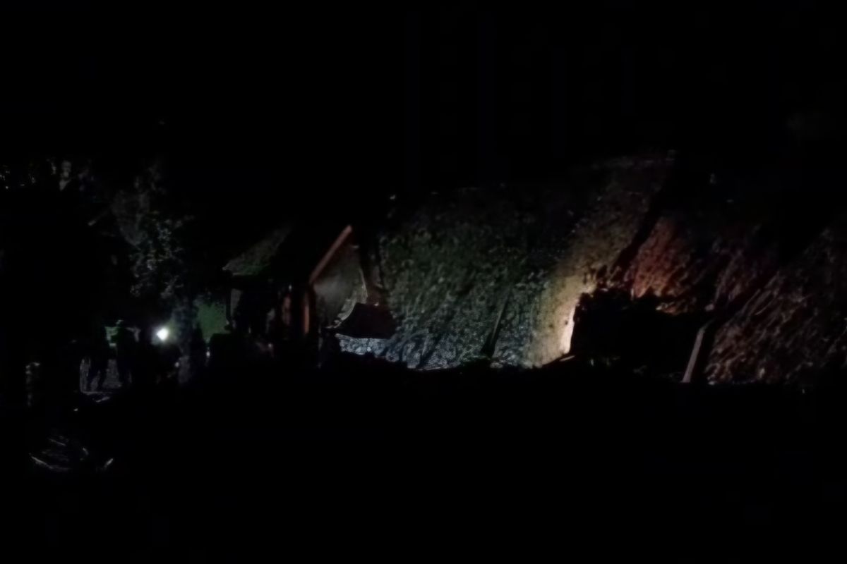 Tebing 15 Meter Ambrol, Jalur Cikalong-Pangalengan Lumpuh
