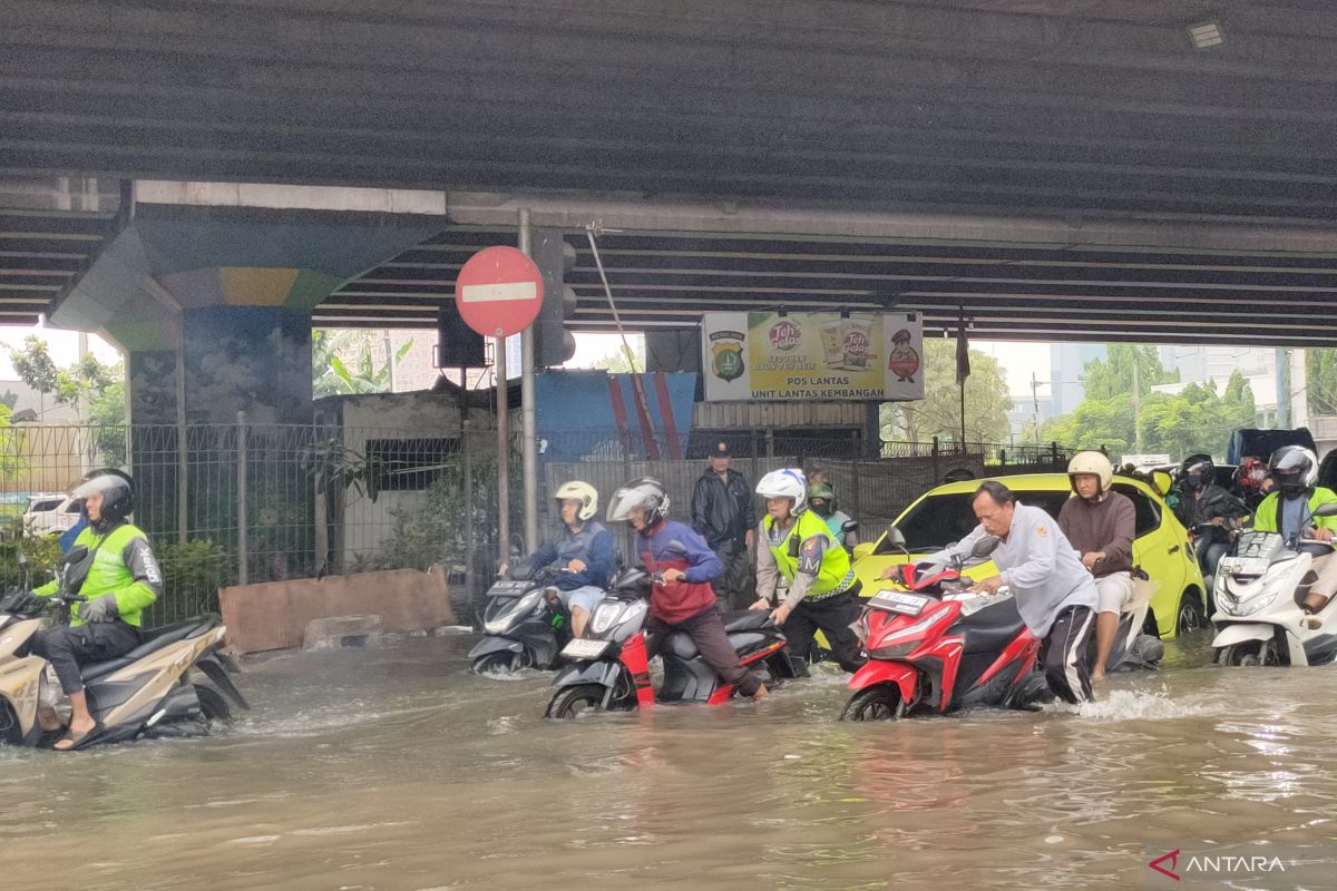 Ratusan kendaraan mogok usai terobos genangan banjir di Puri Kembangan
