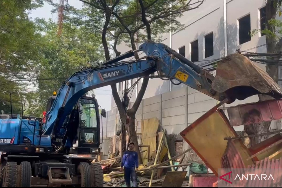 Pemkot Jakbar bongkar bangunan liar di Cengkareng