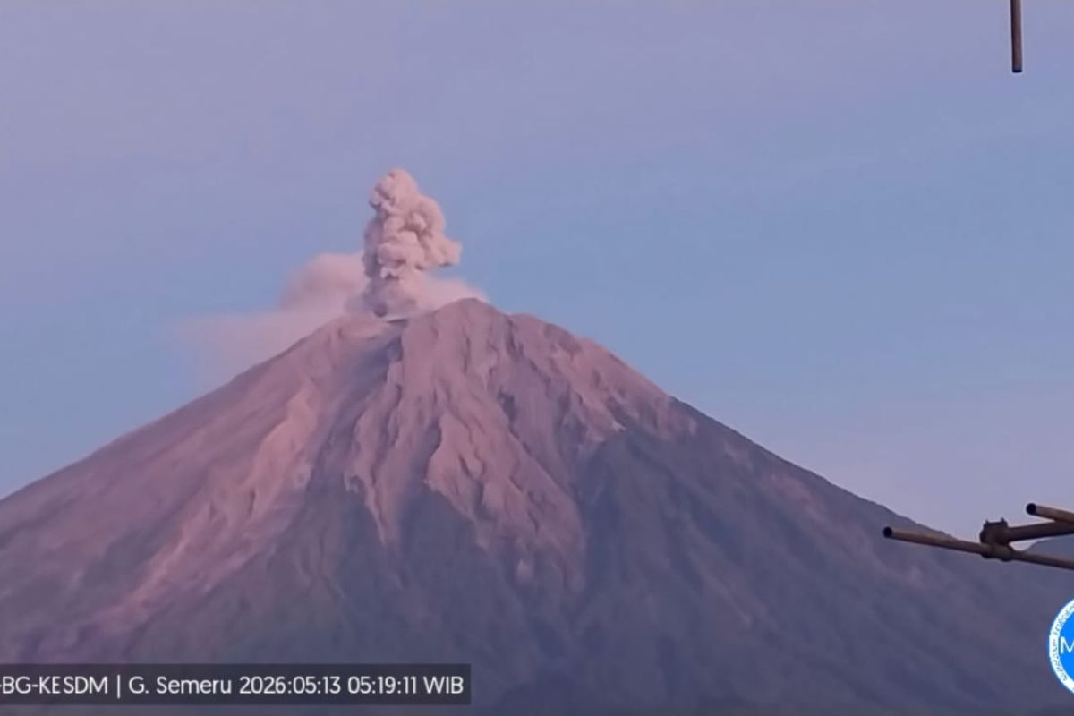 Semeru erupsi empat kali selama satu jam dengan letusan hingga 1 km