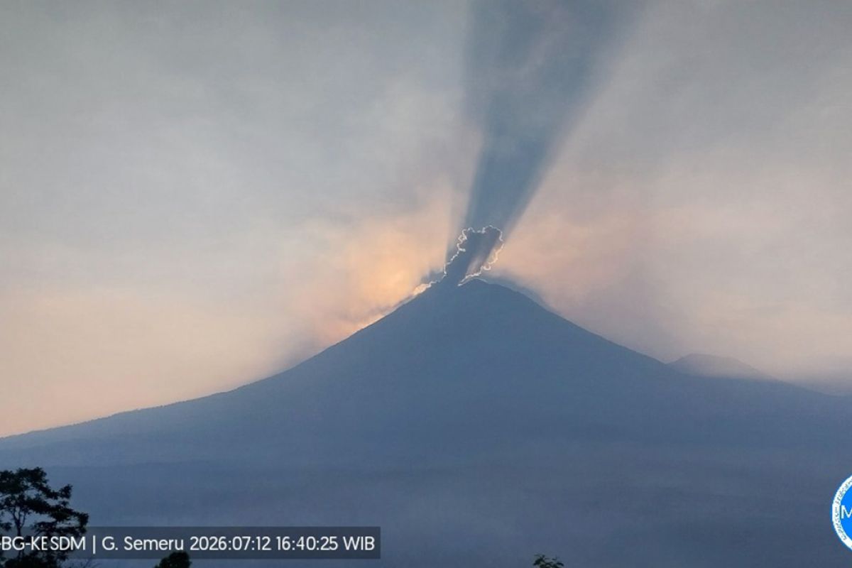 Semeru delapan kali erupsi dengan tinggi letusan hingga 900 meter