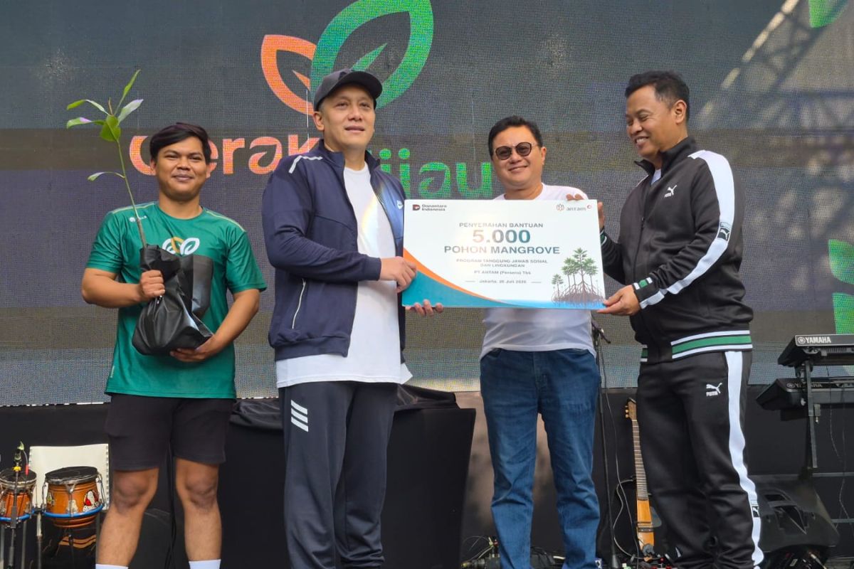 Peringati Hari Mangrove, KLH dan ANTAM menanam 5.000 bibit mangrove