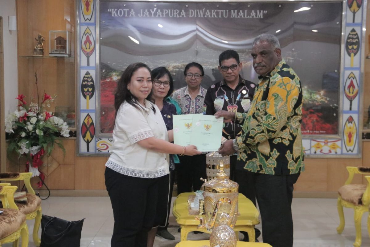 Pemkot Jayapura menerima dua sertifikat tanah dari Kemenkes RI