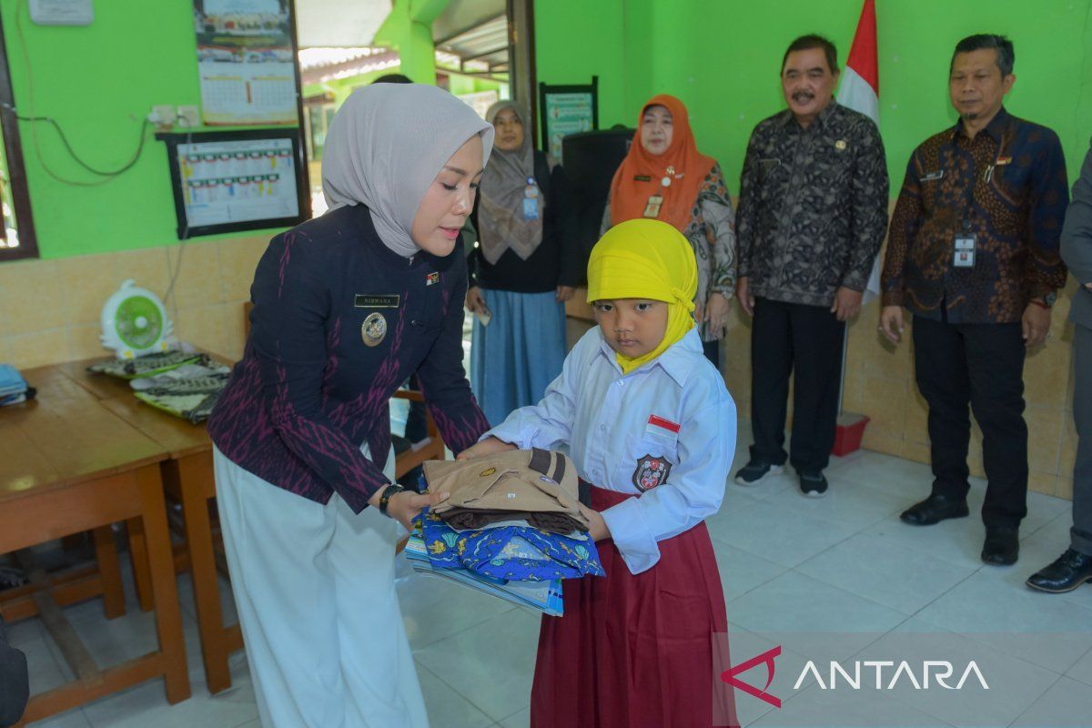 Pemkab Boyolali bagikan seragam dan LKS gratis untuk siswa SD dan SMP