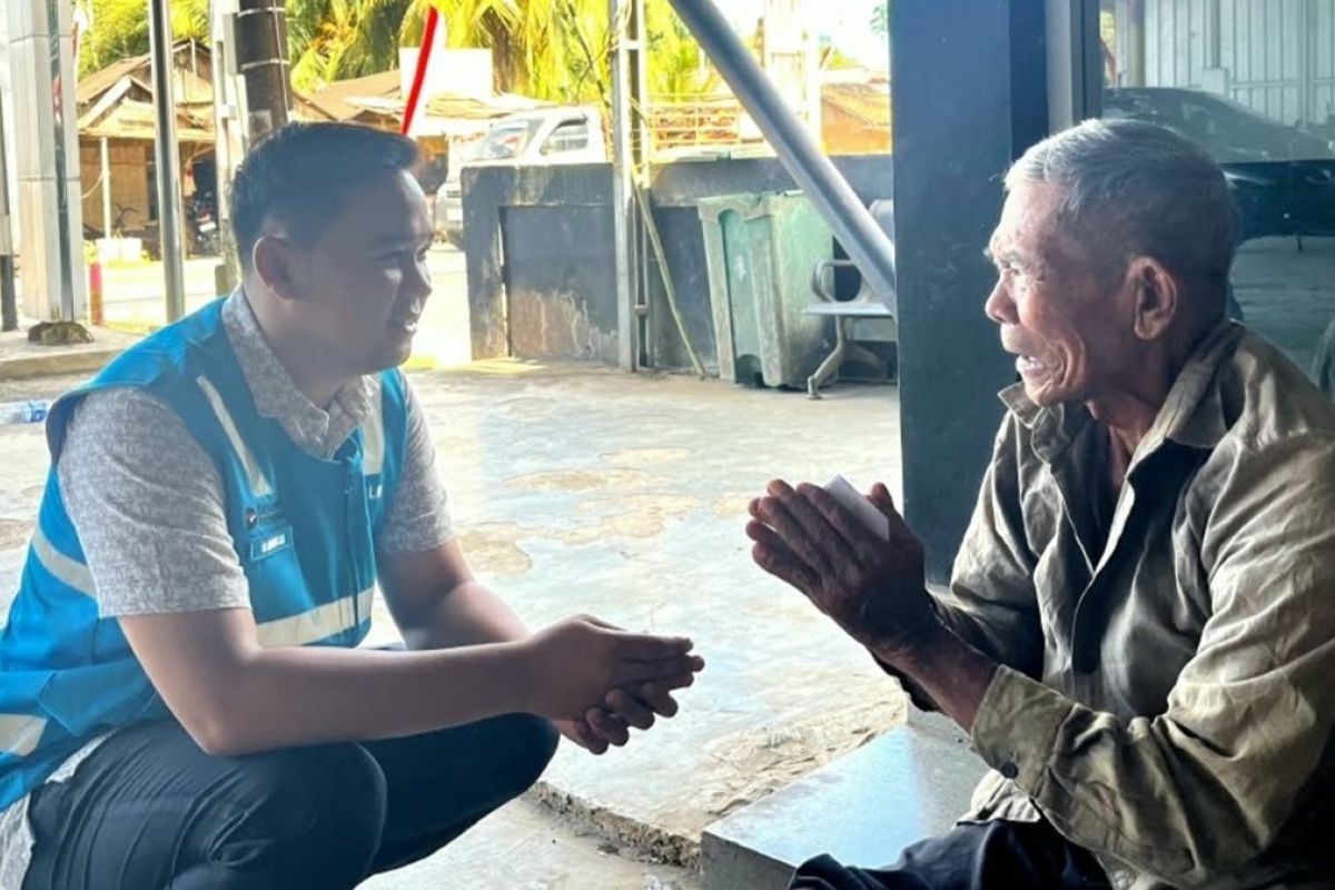 YBM PLN ULP Satui santuni lansia dhuafa melalui program Jumat Berkah