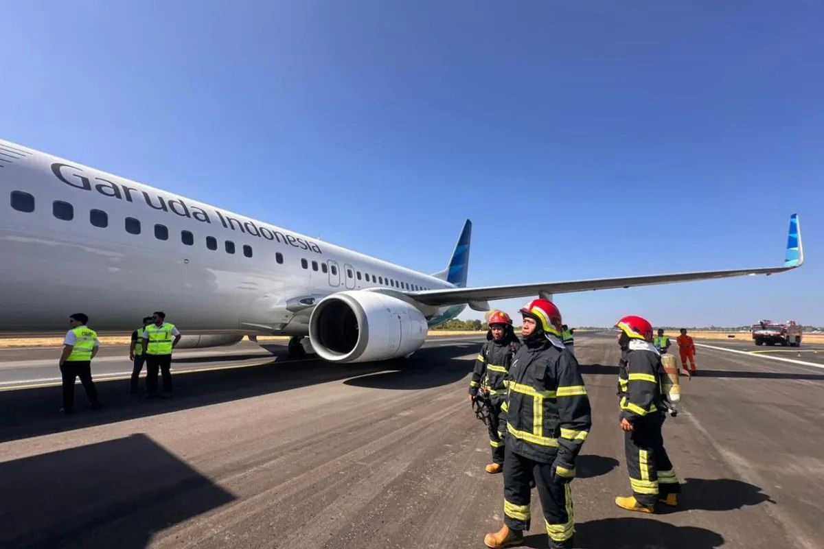 Garuda Indonesia Mendarat Darurat di Makassar Usai Ban Pecah