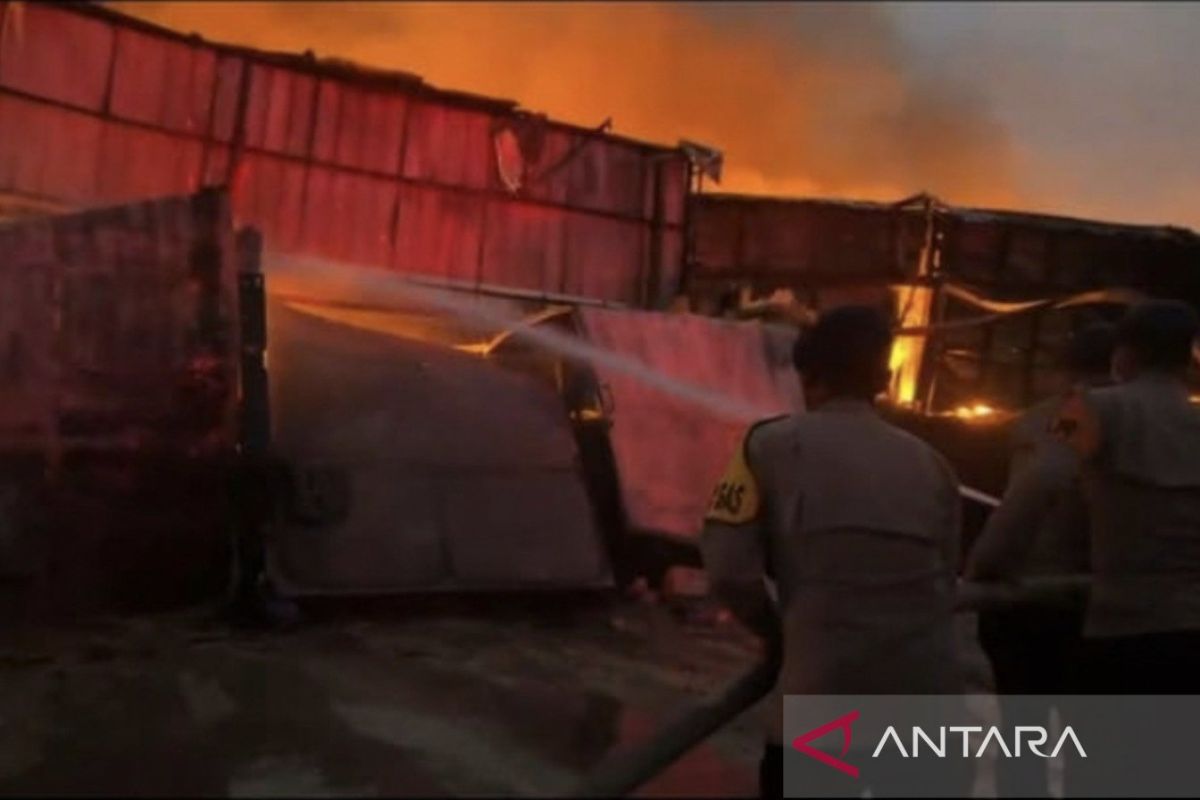 Polda Metro Jaya bantu padamkan kebakaran 26 gudang di Tangerang