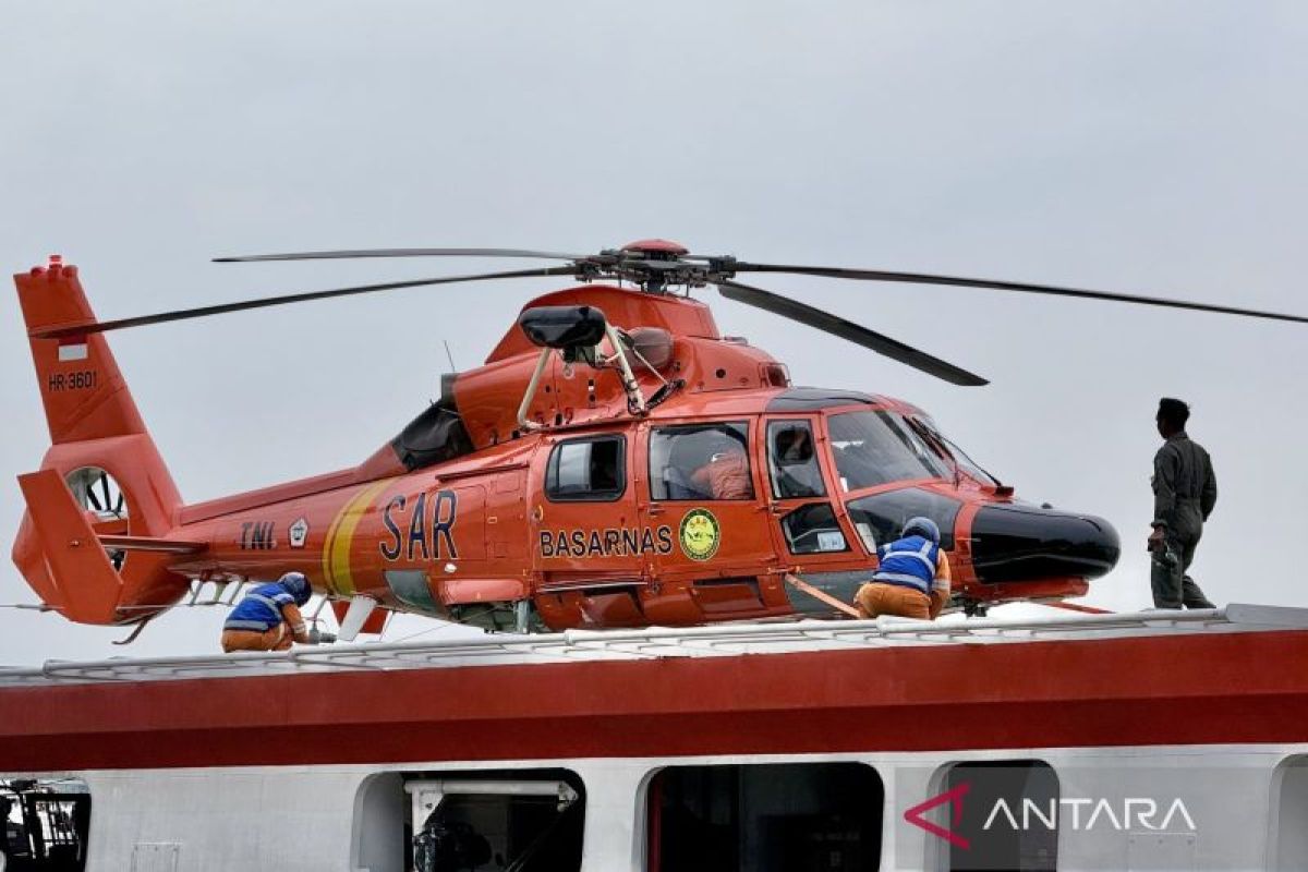 Helikopter HR 36012 siaga di laut evakuasi darurat korban KM Virgo