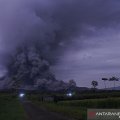 Gunung Semeru luncurkan abu panas