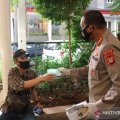 Polda Metro dan wartawan bagikan masker di Blok M
