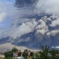 Luncuran awan panas Gunung Sinabung teramati dari jarak 700 meter