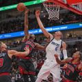 2021-11-11T035424Z_731705641_MT1USATODAY17135074_RTRMADP_3_NBA-DALLAS-MAVERICKS-AT-CHICAGO-BULLS-1