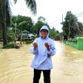 Penyintas bencana di Aceh Tamiang minum air banjir untuk bertahan hidup