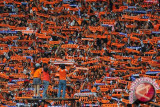 KRL tujuan Bekasi diramaikan The Jakmania