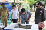 Pasangan Vicky -Ai Resmikan MCK Tikala