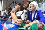 Desy Ratnasari Sumbang Mesin Jahit