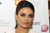 Mila Kunis main bareng Ashton Kutcher di 'Two and a Half Men'