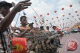 Prosesi ritual lepas burung di Kampung Manggis Jambi