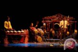 Muda-mudi Portugis main gamelan di Porto