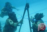 Pasukan Katak TNI AL menyelam demi
