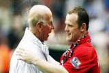 Rooney incar rekor gol Bobby Charlton