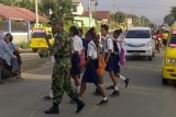 Babinsa Kodim Sorong bantu cegah laka lantas