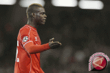 Balotelli Jadi Pahlawan Namun Diusir Keluar Lapangan