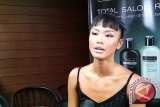 Berani Tampil Beda, Ini Gaya Rambut Kelly Tandiono (video)